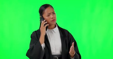 Hukuk problemi, kadın ve yeşil ekranda bir telefon görüşmesi. Stüdyonun arka planında izole edilmiş. Konuşma, kızgın ve hayal kırıklığına uğramış bir avukat, hukuki bir meydan okuma ve çözüm için cep telefonuyla konuşuyor..