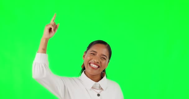 スタジオの背景を背景に勝利のための緑の画面上の成功で幸せな女性を指摘し 興奮した女性の人物像とお祝いの拍手 — ストック動画