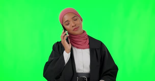 Νεαρή Ισλαμική Γυναίκα Τηλέφωνο Και Πράσινη Οθόνη Ανακούφιση Στο Πρόσωπο — Αρχείο Βίντεο