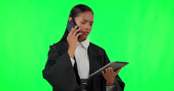 裁判のための法的情報 研究や法律を読んでスタジオで女性裁判官とタブレット 緑の画面と政府 クロマキー モックアップを考える判事との技術 裁判所および法律 — ストック動画