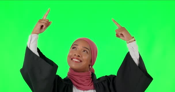 Makieta Sędzia Wskazywanie Twarzy Muzułmanki Zielonym Ekranie Dla Idei Show — Wideo stockowe