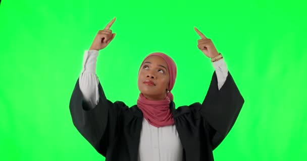 Juridiska Armarna Korsade Och Pekade Med Muslimska Kvinnans Ansikte Grön — Stockvideo