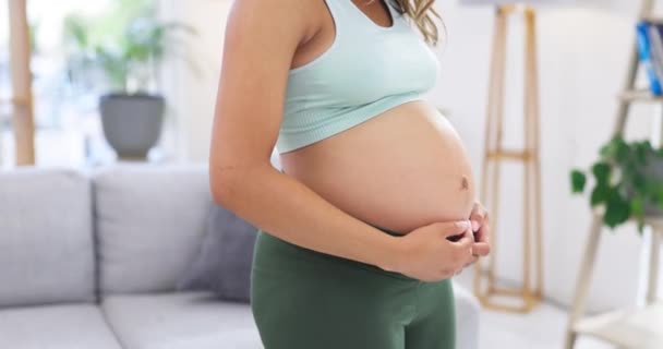 Έγκυος Γυναίκα Μασάζ Στο Στομάχι Και Μητέρα Στο Σπίτι Αγάπη — Αρχείο Βίντεο
