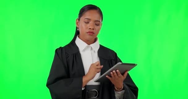 Tablet Schermo Verde Legale Con Giudice Donna Studio Lettura Informazioni — Video Stock