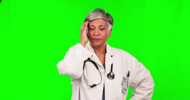 Doktor, yeşil ekran ya da tıbbi sağlık krizinde baş ağrısı, yorgunluk ya da yorgunluk çeken yaşlı kadın. Depresyon, yüz ya da baş ağrısı çeken yorgun hemşire, migren ya da stres stüdyodaki hastane tarafından tükenmiş..