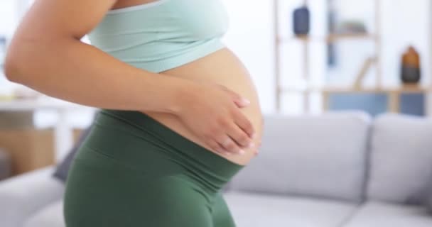 Gravid Kvinna Mage Och Händer Massage Hemmet Med Baby Kärlek — Stockvideo