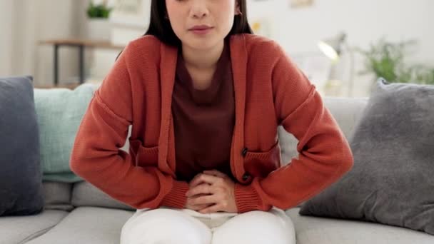 苦しみ 便秘や胃の痛みを持つ病気の女性 月経のけいれんや食中毒 消化不良 痛みを伴うと下痢を持つアジアの女性 ソファの上での期間のクランプで膨満感と呼吸 — ストック動画
