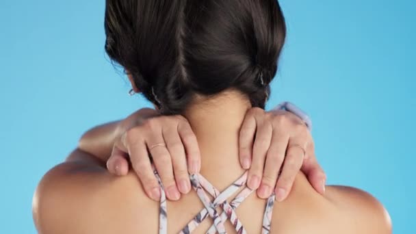 Vista Trasera Deportes Lesiones Por Mujer Con Dolor Espalda Estudio — Vídeo de stock