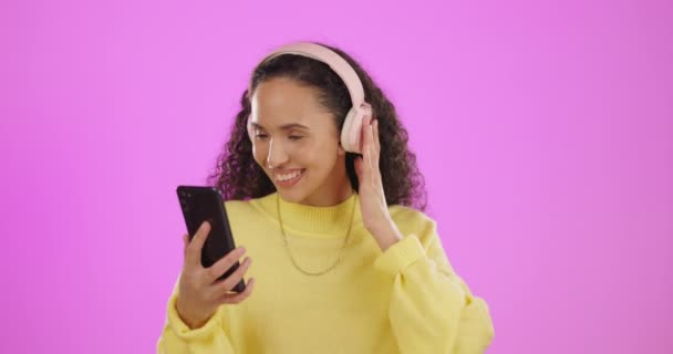 Танці Навушники Телефон Жінки Ізольовані Фіолетовому Фоні Музики Мобільному Додатку — стокове відео