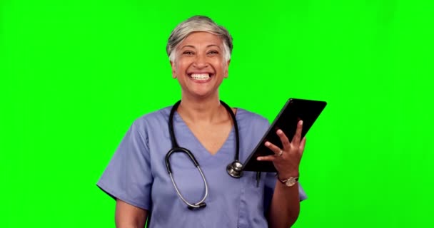 Mujer Rostro Enfermera Tableta Pantalla Verde Estudio Aislado Sobre Una — Vídeo de stock