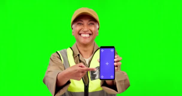 プロジェクト管理データやクロマキーを示す電話でエンジニアの幸せ 緑の画面や肖像画 女性のポインティング 顔の笑顔やエンジニアリング情報のためのモバイルアプリのモックアップスペースとシニア建築家 — ストック動画