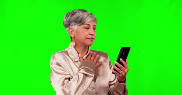 Τηλέφωνο Διάβασμα Και Άσχημα Νέα Μια Γυναίκα Φόντο Πράσινης Οθόνης — Αρχείο Βίντεο