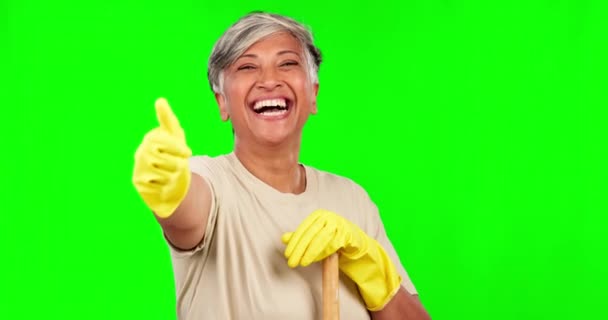 带着清洁 家务活和清洁服务手套的女人 用感谢 肯定或认可的手势为老年女性做广告 料理家务和画像 — 图库视频影像