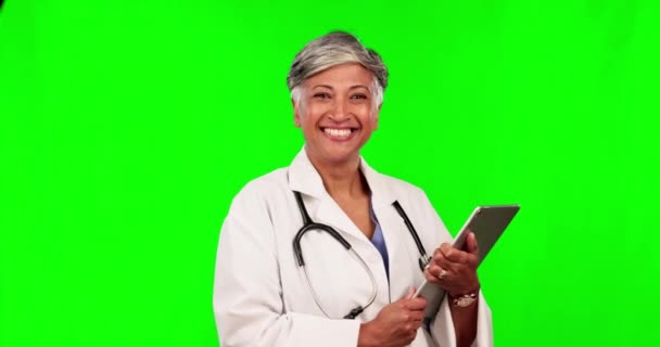 Tableta Mujer Rostro Del Médico Pantalla Verde Estudio Investigación Médica — Vídeo de stock