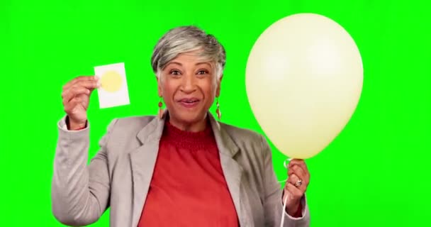 拿着彩卡的女人和幼儿园老师都喜欢气球靠着绿色的屏幕 教育或学习 模拟空间和具有彩色键装饰的老年女性 — 图库视频影像