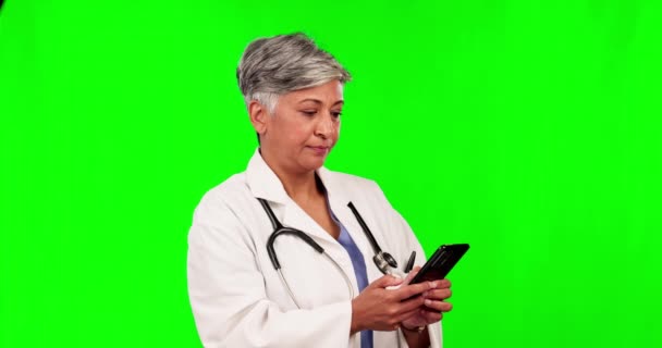 女医生在她的智能手机和在线交流与绿色屏幕 连通性或社交网络 模拟空间和女外科医生在手机上输入电子邮件 — 图库视频影像