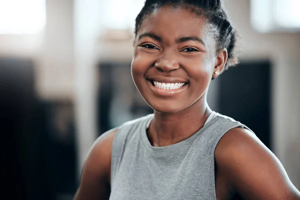 Χαμόγελο Πορτρέτο Χαρούμενη Μαύρη Γυναίκα Στο Γυμναστήριο Για Προπόνηση Άσκηση — Φωτογραφία Αρχείου