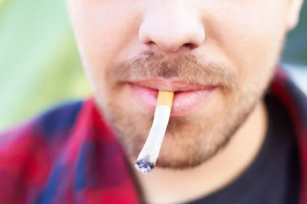 不健康なまたは悪いライフスタイルの屋外のためにタバコ 煙とタバコの習慣と中毒を持つ男 物質や医療上の問題を持つ若い人や男性喫煙者の口 癌や唇 — ストック写真