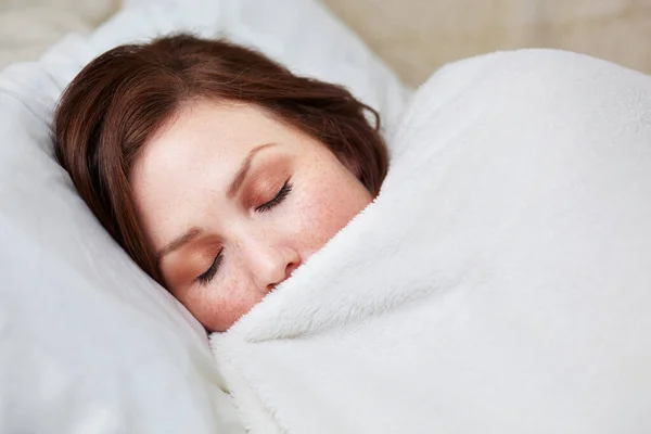 Duerme Descansa Mujer Cama Tranquila Disfrutando Una Siesta Tranquila Tranquila —  Fotos de Stock