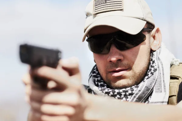 Насилие Опасность Человек Стреляющий Пистолета Целью Военная Подготовка Военная Служба — стоковое фото
