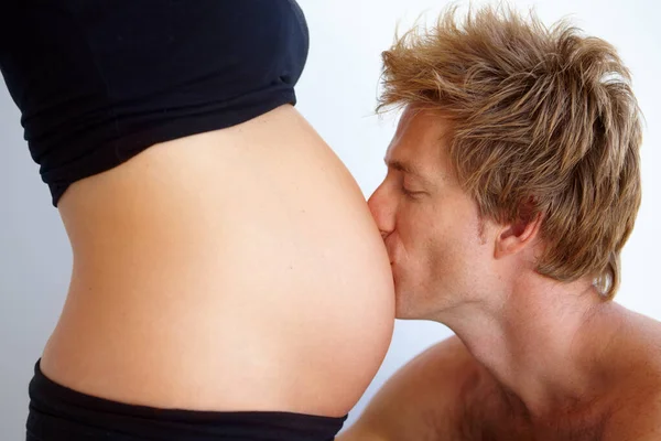 Muž Líbání Břicho Těhotná Žena Láska Vzrušený Nové Rodiče Studiu — Stock fotografie