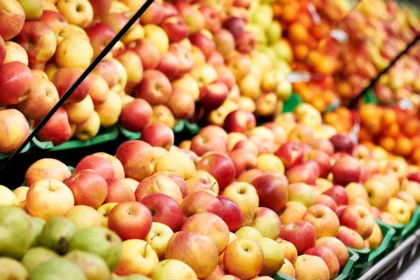 슈우퍼 그리고 유기농 식품을 위하여 사과를 응고시킨다 소매점이나 식료품 가게에서 — 스톡 사진