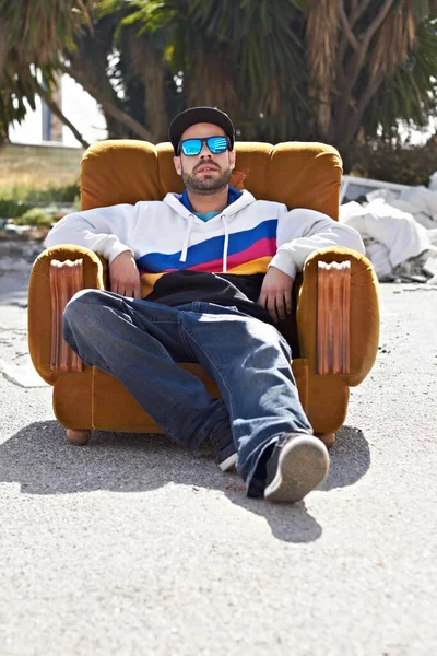 Retrato Homem Com Óculos Sol Rua Urbano Moda Relaxar Com — Fotografia de Stock