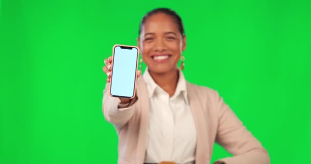 緑の画面の携帯電話 笑顔と女性の親指をオンライン商業用 フィードバックやはい意見投票など クロマキーの肖像画 ポインティングやプロの人は スタジオの背景にモバイルアプリを表示 — ストック動画