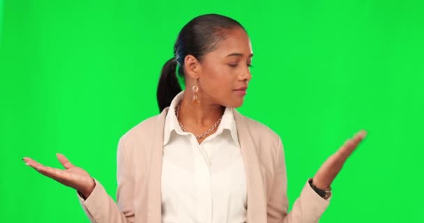 Kadın Sunum Denge Seçimi Yeşil Ekran Stüdyo Arka Planında Karar — Stok video