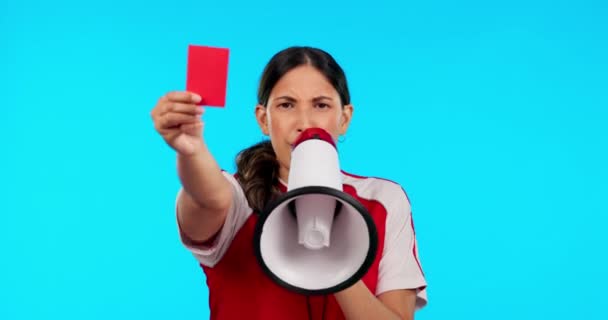 Árbitro Mulher Estúdio Cartão Vermelho Mão Megafone Gritando Erro Jogo — Vídeo de Stock