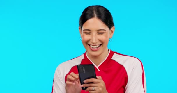 Teléfono Divertido Chica Leyendo Estudio Con Meme Redes Sociales Sonrisa — Vídeos de Stock