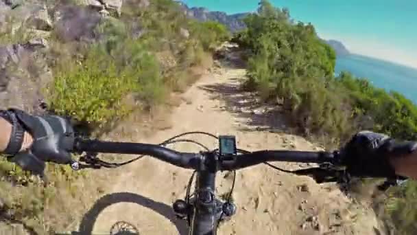 Bisiklet Spor Bisikletçinin Elleri Adrenalin Bağımlısı Macera Zindelik Için Dağda — Stok video