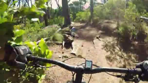 Adrenalin Bağımlısı Macera Spor Için Dağdaki Adamla Bisiklete Binmek Spor — Stok video