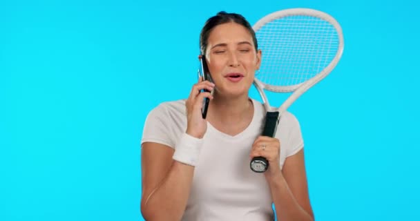 Τένις Παίκτης Κλήση Και Κορίτσι Μιλάει Στο Τηλέφωνο Μπλε Φόντο — Αρχείο Βίντεο