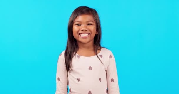 Sorriso Emoji Volto Ragazza Studio Con Felicità Bambini Eccitati Piccoli — Video Stock