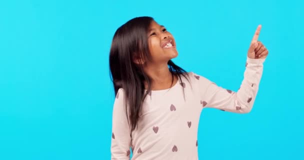 快乐的孩子和女孩在工作室里竖起大拇指为你的新闻 宣布或感谢你的蓝色背景 儿童和情感手笔 供反馈 投票或宣布 即将推出或出售 — 图库视频影像