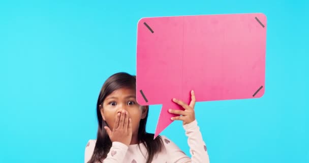 Stüdyoda Konuşma Balonu Olan Yüz Sürpriz Çocuk Mavi Arka Planda — Stok video