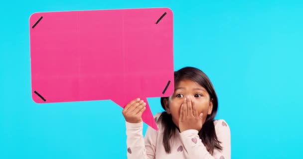 Konuşma Balonu Mavi Arka Plandaki Kızın Yüzü Haber Bilgi Için — Stok video