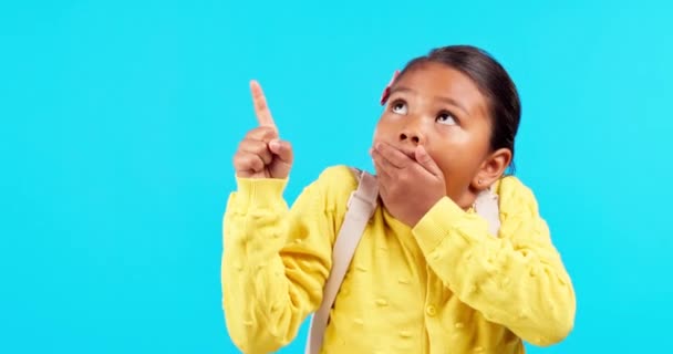 Mão Apontando Rosto Wow Por Menina Criança Estúdio Com Anúncio — Vídeo de Stock