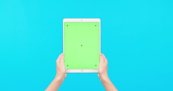 Persona Manos Tableta Maqueta Con Pantalla Verde Para Publicidad Redes — Vídeos de Stock