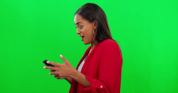Телефон Зелений Екран Схвильована Жінка Читає Дивує Або Щаслива Просування — стокове відео