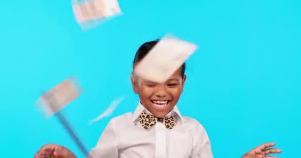 Счастливая Маленькая Девочка Денежный Дождь Праздник Финансовой Свободы Фоне Синей — стоковое видео