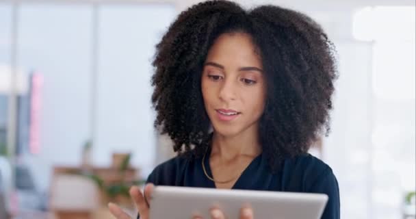 Kadın Tablet Parşömen Web Sitesi Düzeni Seo Ajansındaki Teknolojili Web — Stok video