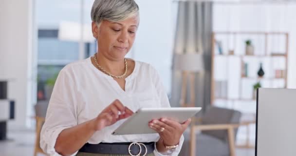 Tablet Mulher Idosa Gerente Engraçado Para Negócios Escritório Mídias Sociais — Vídeo de Stock