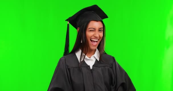 ウィンク付きのスタジオでの大学卒業 緑の画面と女性 幸せといちゃつく表情 笑顔とクロマキー背景によって隔離された若い女性の大学卒業生の肖像画 — ストック動画