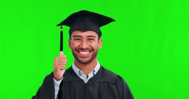 卒業生 成功のための親指と男の肖像画の緑の画面 奨学金と動機 笑顔と成功のための絵文字の手のサイン はいジェスチャーで信頼と大学の奨学金の目標 — ストック動画