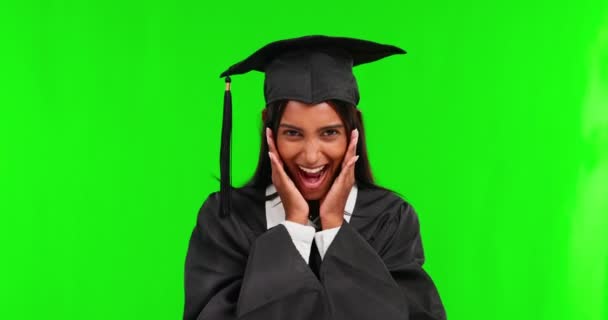 スタジオを背景に勝利した幸せそうな女性 卒業生 驚きの顔 興奮した女性の肖像画や卒業 学位や卒業証書のショックで学生モックアップスペース — ストック動画