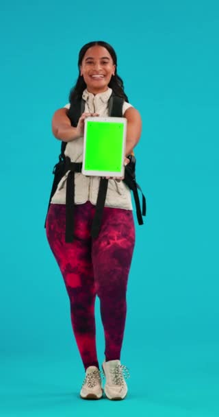 Tela Verde Caminhada Rosto Mulher Com Tablet Digital Estúdio Para — Vídeo de Stock