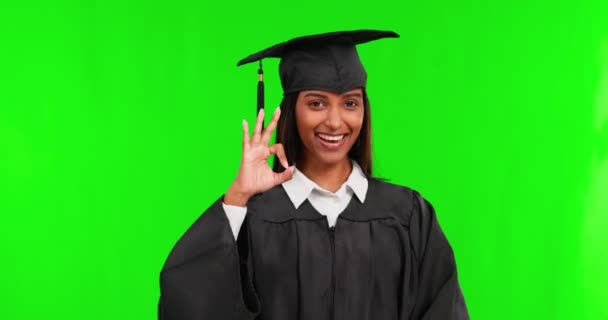 スタジオの背景に完璧な奨学金のための緑の画面上の幸せな女性 学生と大丈夫な手のサイン 女性の肖像画 卒業生とモックアップ上の高等教育のための完璧なOkジェスチャー — ストック動画