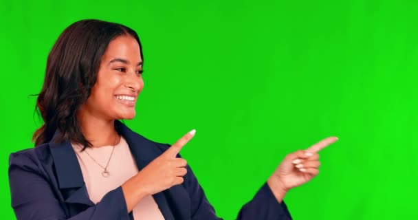 Zielony Ekran Wskazując Ręką Twarz Szczęśliwej Kobiety Studio Wiadomościami Ogłoszeniem — Wideo stockowe